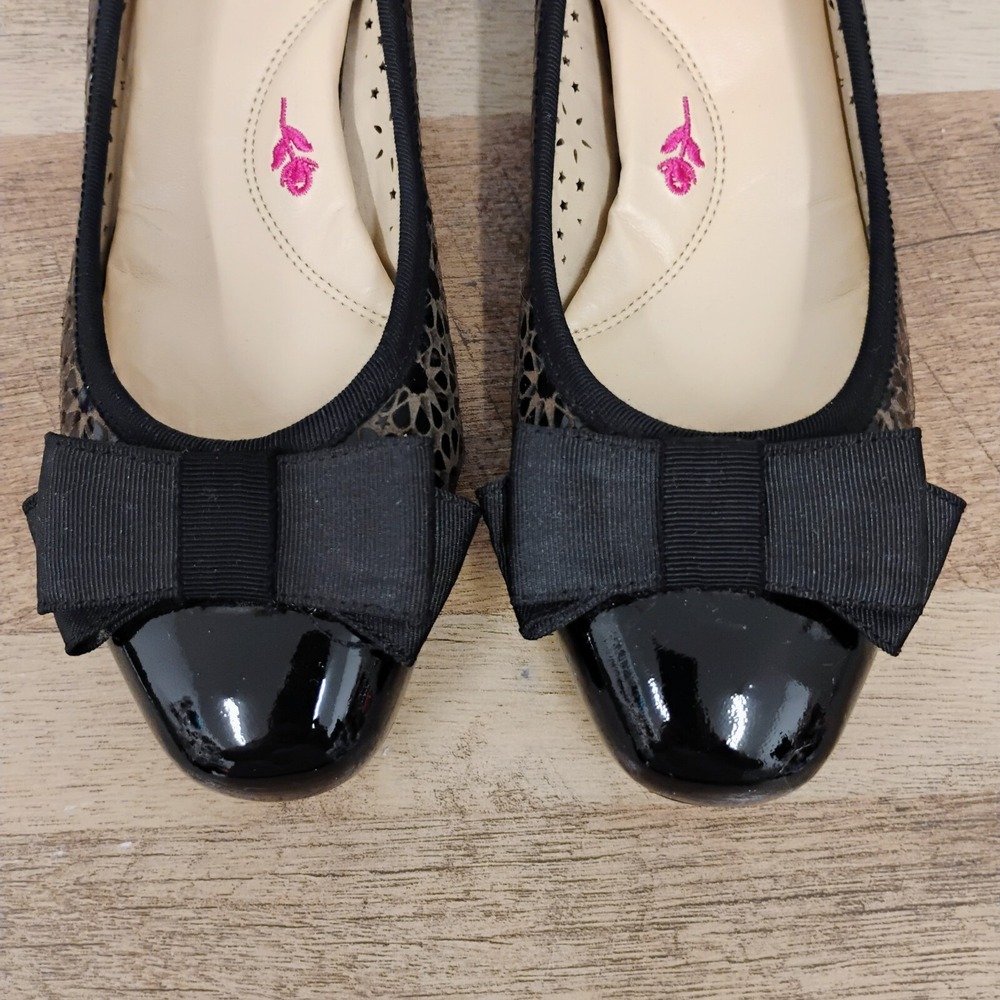 Ros Hommerson Trisha Womens Black Patent Leather Flowers Bow Dressy Flats 6N - Picture 2 of 10